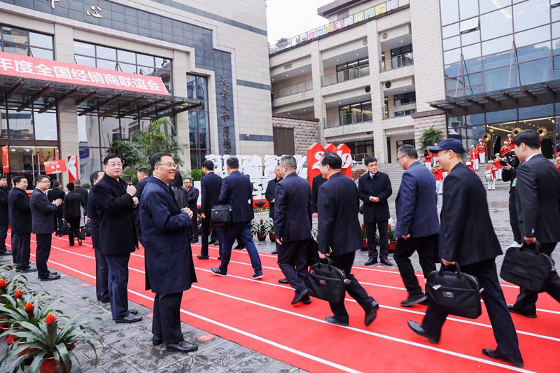 国家烟草专卖局经济运行司司长徐维华莅临国新酒类名烟连锁调研考察